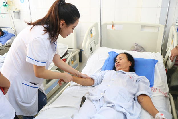 Sinh viên chăm sóc trực tiếp bệnh nhân trong quá trình học tập tại Bệnh Viện