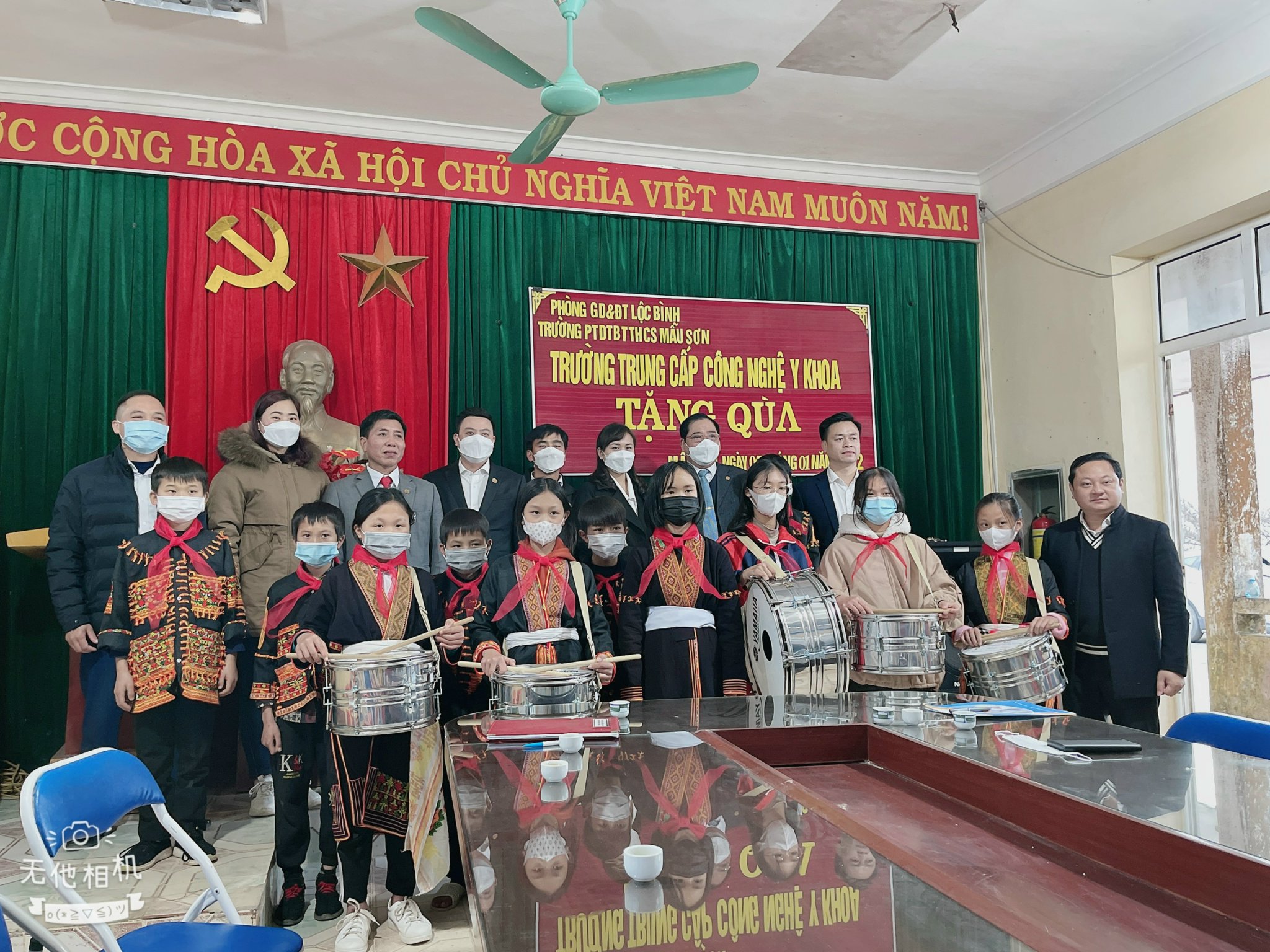 Buổi lễ trao quà cho các em học sinh trường THCS Mẫu Sơn